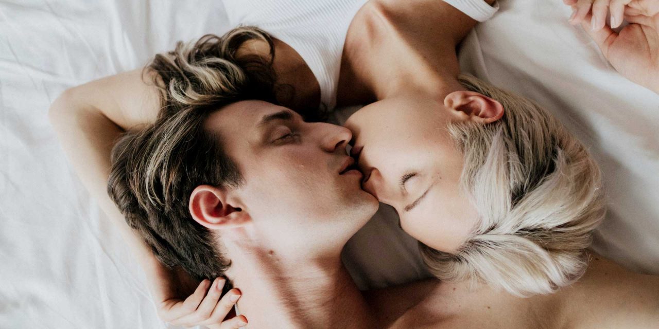 Cómo hablar abiertamente sobre tus deseos sexuales con tu pareja para fortalecer la intimidad