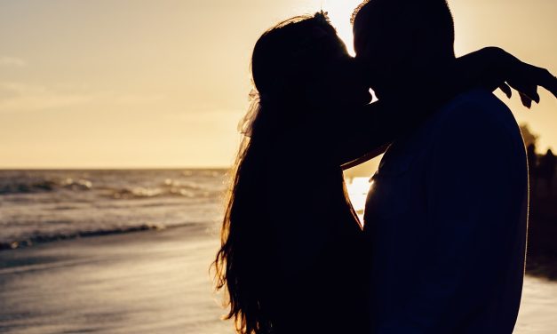 Por Qué Atraes Parejas No Conscientes (y Cómo Romper el Patrón)